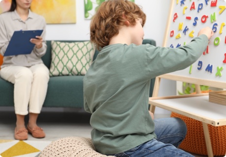 Pedagogía vs. psicología infantil: cuál elegir según tu objetivo