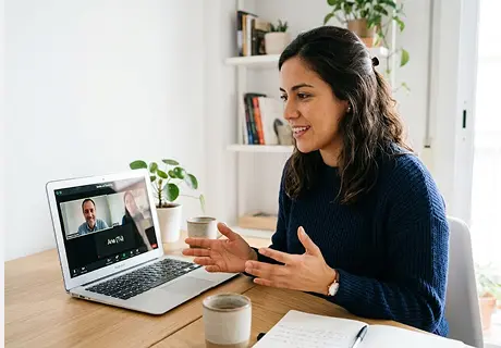 Lenguaje corporal en videollamadas: qué puede leer un coach a través de la pantalla y cómo cuidar su propia presencia
