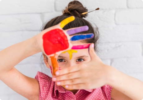 Expresión creativa en la infancia: cómo el arte, la música y el movimiento ayudan a los niños a expresar emociones