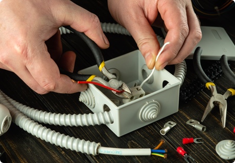 Cómo ser electricista profesional: requisitos, formación y certificación