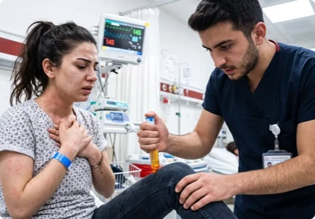 Anafilaxia: primeros auxilios para reconocerla en minutos y qué puede hacer quien responde (y qué no)