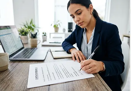 Carta de renuncia: qué debe incluir, plazos de preaviso y cómo la gestiona la empresa