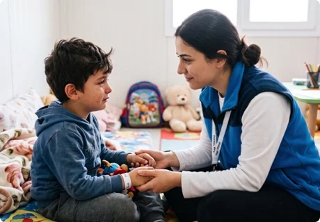 Primeros auxilios psicológicos en niños: cómo acompañar a un niño en crisis con el modelo observar, escuchar y conectar